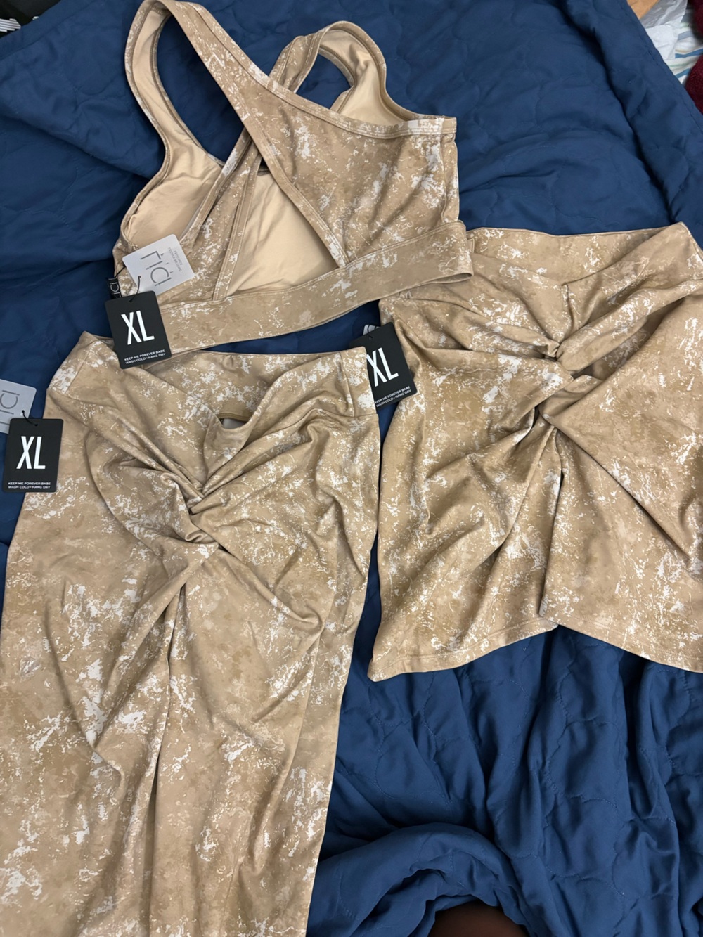 LiCi fit gaia high waisted scrunch leggings, shorts, and scoop sports bra size X